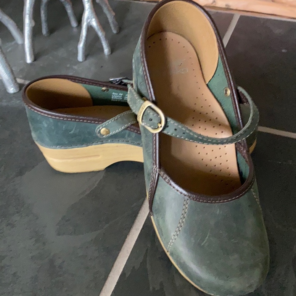 Dansko maryjane clogs size 38. Color forest green